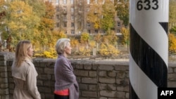 Kaja Kallas și Ursula von der Leyen, președinta Comisiei Europene, privind spre Rusia la Narva (Estonia) pe 10 octombrie 2022. Kallas era pe atunci prim-ministra Estoniei. Acum este șefa politicii externe și de securitate UE.