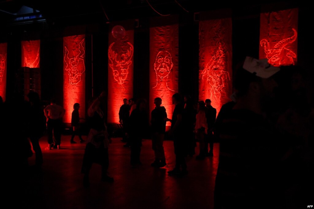Disa njerëz duke marrë pjesë në një festë në Natën e Shtrigave, Prishtinë, 31 tetor 2022.