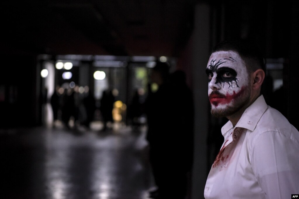 Një burrë me fytyrën e lyer gjatë festimeve për Natën e Shtrigave në Prishtinë, 31 tetor 2022.