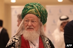 Мусульманский религиозный деятель на межконфессиональной конференции Бахрейнского форума по диалогу, за несколько часов до прибытия Папы Франциска в эту страну Персидского залива. Манама, 3 ноября 2022 года