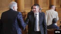 Христо Терзийски се ръкува с колегата си от парламентарната група на ГЕРБ-СДС Румен Христов.