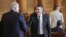 Христо Терзийски се ръкува с колегата си от парламентарната група на ГЕРБ-СДС Румен Христов.