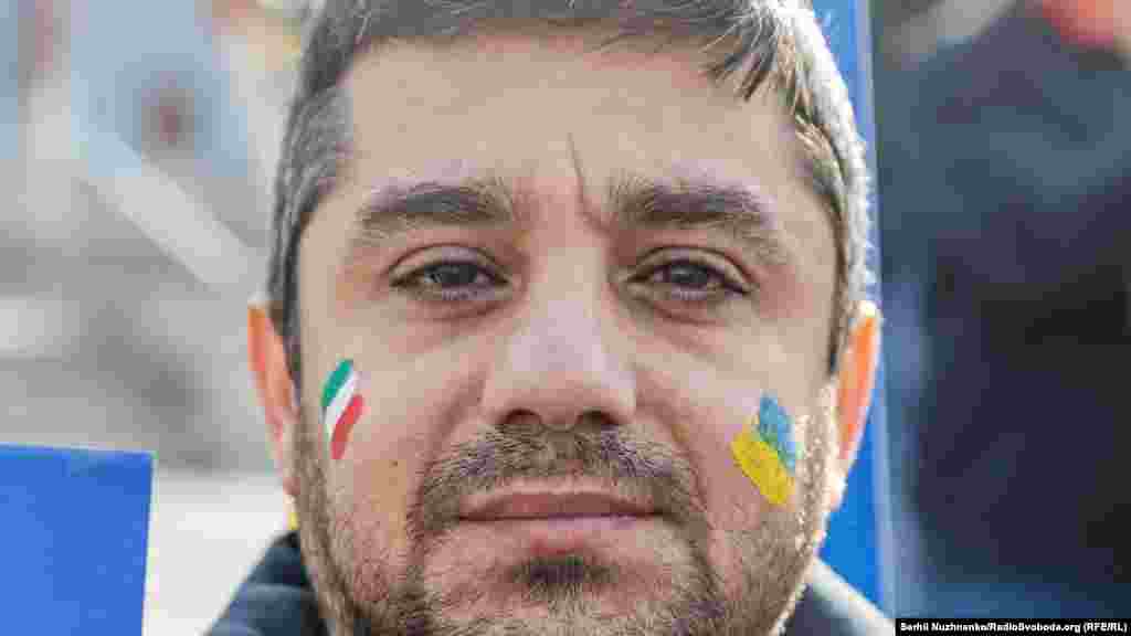 Учасник акції підтримки України іранською діаспорою. Київ, 28 жовтня 2022 року