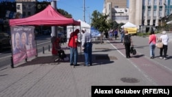 Oameni din Chișinău trec pe lângă corturi ale formațiunilor înscrise la alegerile parlamentare din Republica Moldova, care vor avea loc pe 28 septembrie 2025.