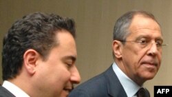 Ռուսաստանի արտգործնախարար Սերգեյ Լավրովը Թուրքիայի արտգործնախարար Ալի Բաբաջանի հետ, Երեւան, 16 ապրիլի, 2009