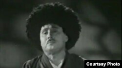 Meşhur özbek aýdymçysy, Özbegistanyň, Türkmenistanyň, Garagalpagystanyň we Tatarystanyň halk artisti Kamiljan Atanyýazow. Arhiw suraty.