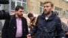 Алексея Навального закидали пирожными в Новосибирске 