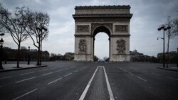 Париж, бульвар Єлисейські Поля порожній через заборону виходити з дому без підстав, 17 березня 2020 року