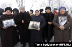 Кырсыкта жакынын жоготкондор эскерүү митингинде. 16-январь, 2018-жыл.