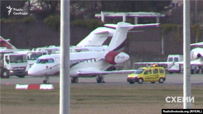 Літак Віталія Хомутинника в аеропорту Женеви
