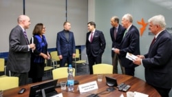 Станіслав Асєєв (третій зліва) під час зустрічі з групою американських сенаторів в офісі Радіо Свобода у Празі, 14 лютого 2020 року