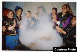 Женщины варят "сумалак", традиционное блюдо во время празднования Наурыза в Узбекистане.