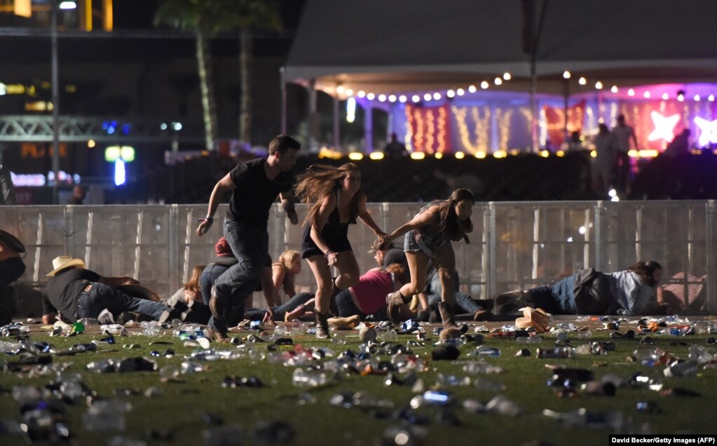 Ljudi bježe nakon pucnjave na muzičkom festivalu Route 91 Harvest u Las Vegasu, Nevada, 1. oktobar 2017. Foto: David Becker/AFP