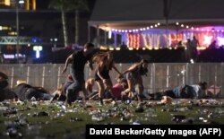 Route 91 Harvest kantri musiqi festivalı zamanı konsertə gələnlərin atışmaya reaksiyası. 1 oktyabr, 2017. Foto: David Becker/AFP.