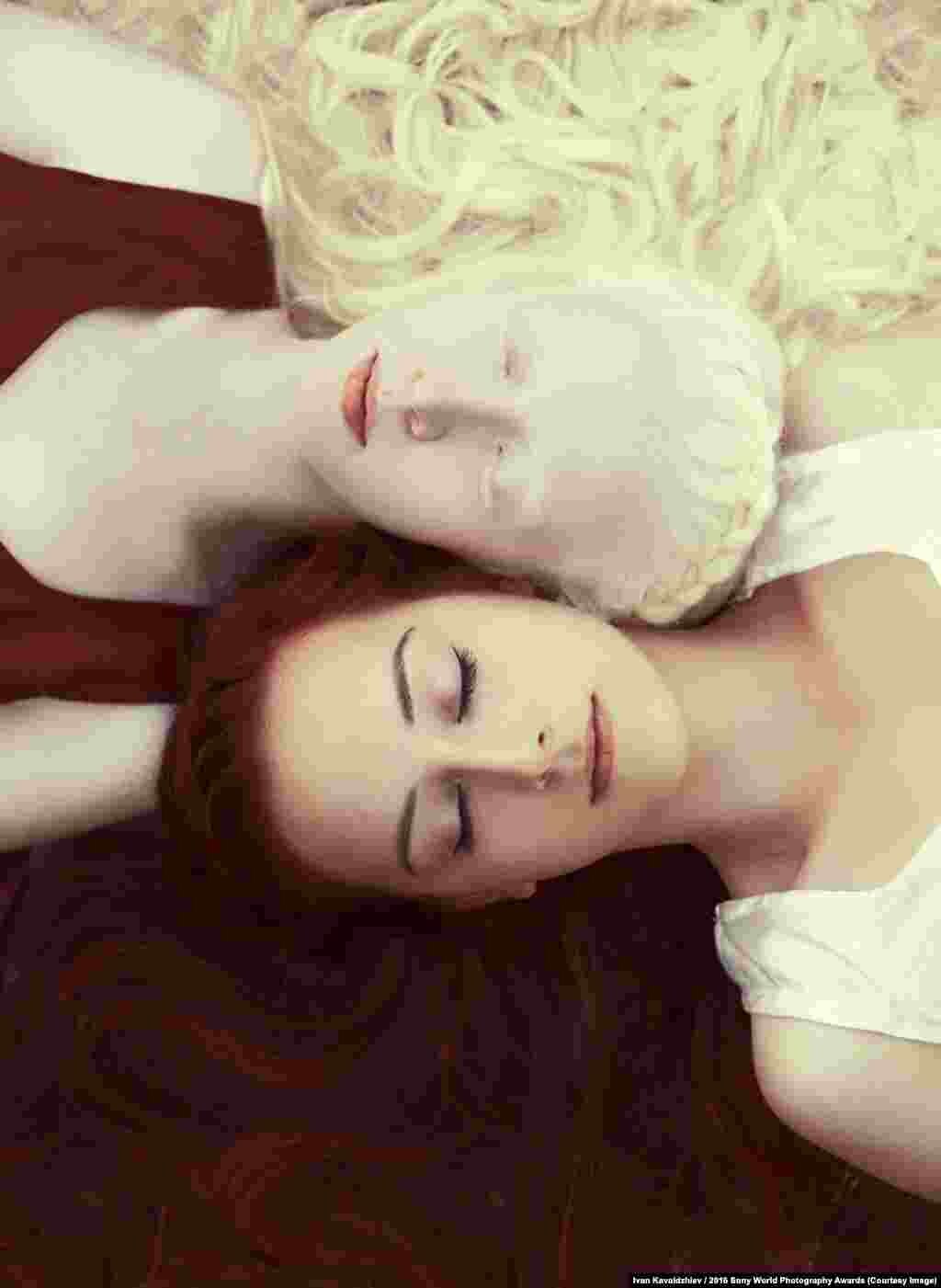 Photographer&nbsp;Ivan Kavaldzhiev of Bulgaria:&nbsp;Snow-White And Rose-Red The photographer interprets a Grimm&#39;s fairy tale. &nbsp;