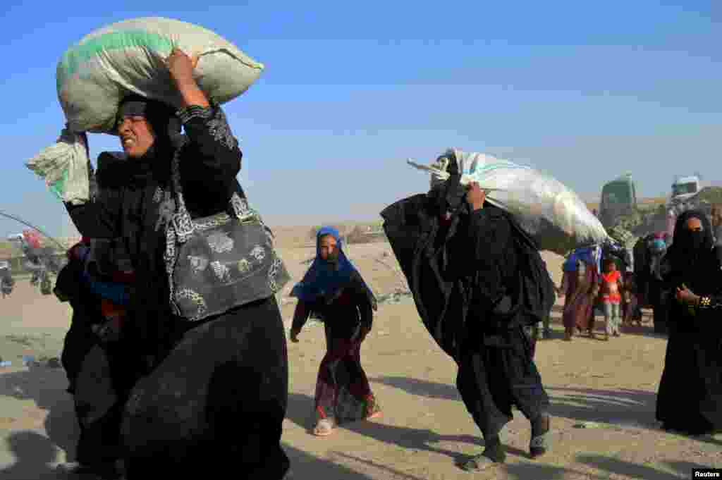 Women displaced by violence by Islamic State militants arrive at a military base in Ramadi, Iraq. (Reuters)