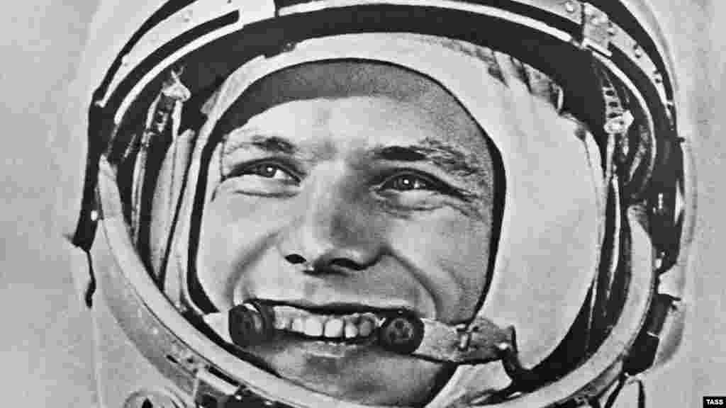 Юрий Гагарин ғарышқа ұшар алдында. Байқоңыр. 12 сәуір 1961 жыл.