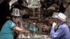 Ош шаарындагы Навои эс алуу багында шахмат ойноп отурган тургундар. Июнь, 2020-жыл. 