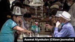 Шахмат ойнап отырған адамдар. Көрнекі сурет.
