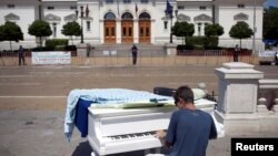 Proteste cîntate la... pian în fața Parlamentului, în centrul Sofiei