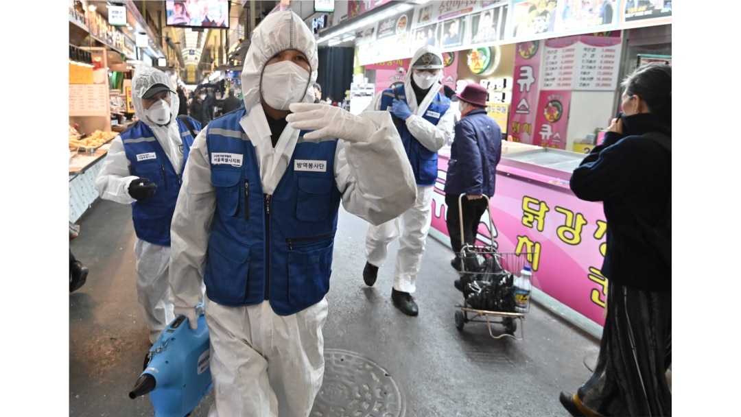 Порно: ақ әйелдер қара әйелдердің письмингінде камминг