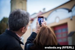 Адзін зь Любічаў працаваў пажарным. Родныя фатаграфуюць горадзенскую пажарную каланчу