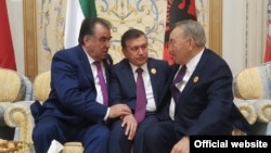 Президент Таджикистана Эмомали Рахмон (слева), президент Узбекистана Шавкат Мирзияев (в центре) и президент Казахстана во время беседы в кулуарах саммита «США — Исламский мир». Эр-Рияд, 21 мая 2017 года.