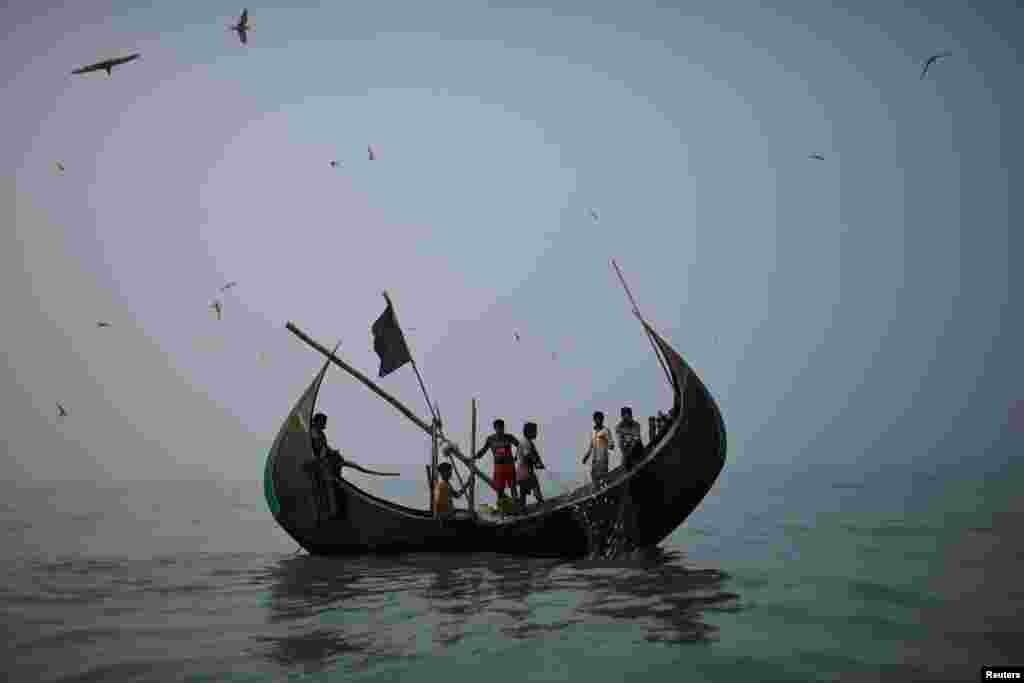 Рыбаки рохинджа на побережье Бенгальского залива. 11 июне 2018 года.