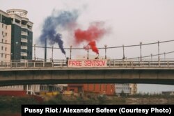 Актывісткі Pussy Riot на акцыі ў расейскім Якуцку ў падтрымку ўкраінскага вязьня Крамля, крымчаніна Алега Сянцова