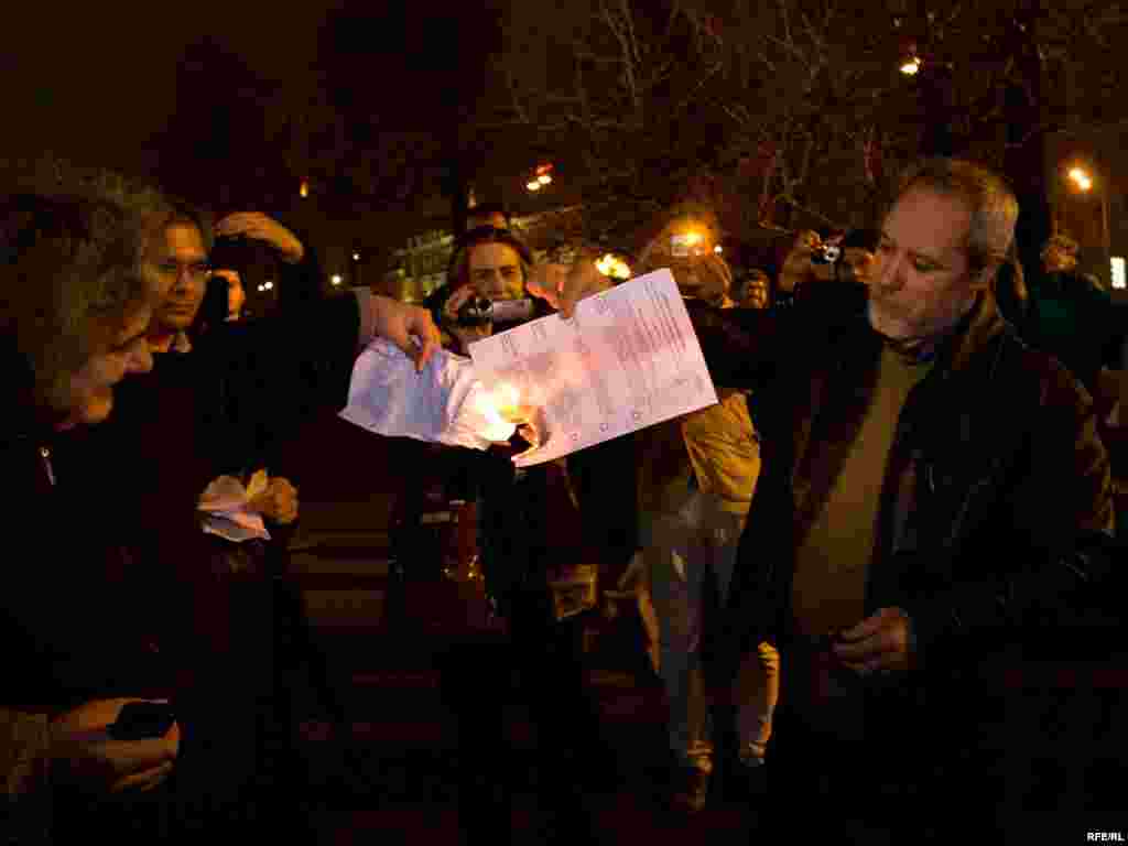 Оппозиционеры собрались на Пушкинской площади в Москве, чтобы демонстративно сжечь свои избирательные бюллетени.