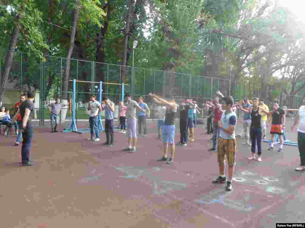 71 рет жерден денесін көтеруге дайындалып тұрған жастар. 