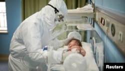 یک نوزاد مبتلا به کرونا در بیمارستان اطفال ووهان