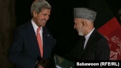 Hamid Karzai (djathtas) dhe John Kerry gjatë konferencës për shtyp në Kabul.