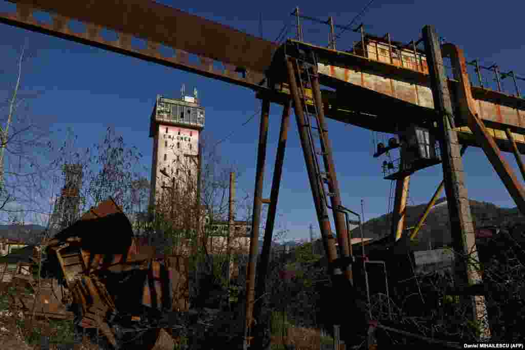 Ілієску використав тисячі шахтарів із долини Жіу для насильницького розгону антиурядових демонстрацій у 1990 році. Він постав перед судом за смерть кількох демонстрантів