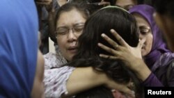 Индонезия: родственники тех, кто погиб в авиакатастрофе "Суперджета" 9 мая 2012 г.