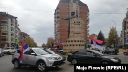 Steaguri ale Serbiei, la Mitrovica, orașul divizat din Kosovo, după votul eșuat la Interpol