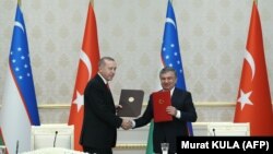 Өзбекстан президенті Шавкат Мирзияев пен Түркия президенті Режеп Тайып Ердоған Ташкентте. 30 сәуір 2018 жыл. 