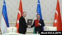 Президенты Узбекистана и Турции Шавкат Мирзияев и Реджеп Тайип Эрдоган. 