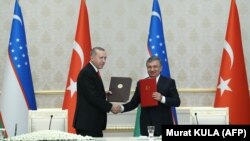 Президенты Узбекистана и Турции Шавкат Мирзияев и Реджеп Тайип Эрдоган.