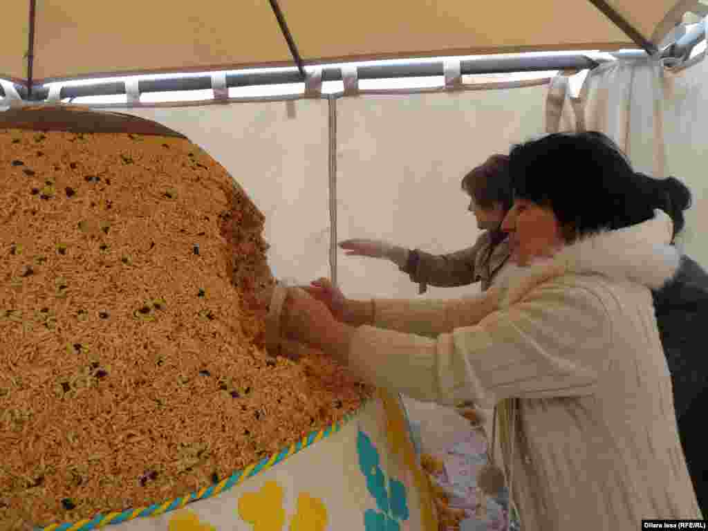 Татарское блюдо чак-чак было приготовлено в виде макета казахской юрты, блюдо весило 500 килограммов и было роздано гостям праздника бесплатно.&nbsp;