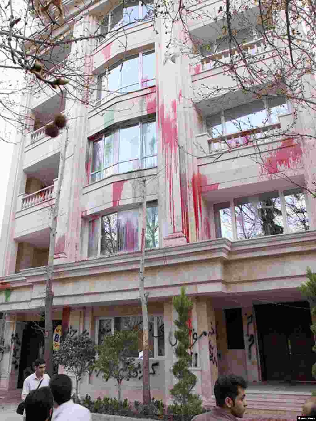 Iran – Red tarnish on the building where lives former parliament speaker and head of reformist Etemad Melli party, Mehdi Karubi, Tehran, 14Mar2010 - Iran -- A policeman in front of the building sprayed by supporters of government where former parliament speaker and head of reformist Etemad Melli party Mehdi Karubi lives, Tehran, 14Mar2010 