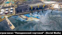 Разлив топлива у Приморского судоремонтного завода в Находке (фото из телеграм-канала "Находкинский портовой"