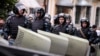 Российская полиция в центре крымской столицы Симферополя вскоре после аннексии Крыма Россией. 17 мая 2014 года