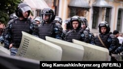Сотрудники полиции России в Симферополе, 17 мая 2014 года