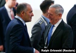 Viktor Pinciuk discută cu secretarial SUA al apărării Jim Mattis la Conferința pentru Securitate de la Munchen, 16 februarie, 2018