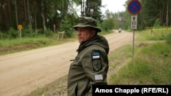 Estonski pogranični čuvar Viktor Kulasar prati saobraćaj na ruskom teritoriju dugom nekoliko metara.