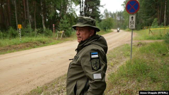 Estonski pograniÄni Äuvar Viktor Kulasar prati saobraÄaj na ruskom teritoriju dugom nekoliko metara.