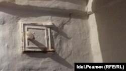 Треснувшая печь в доме пенсионеров Иргашевых