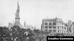 Тау болып үйілген мүрделер. Дрезден, 1945 ж.