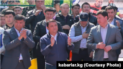 2019-жылдын 1-майында Кара-Сууда Матраимовдор өткөргөн маарекеге барган аткаминер-саясатчылардын көбү - «Мекеним Кыргызстандын» талапкерлери.